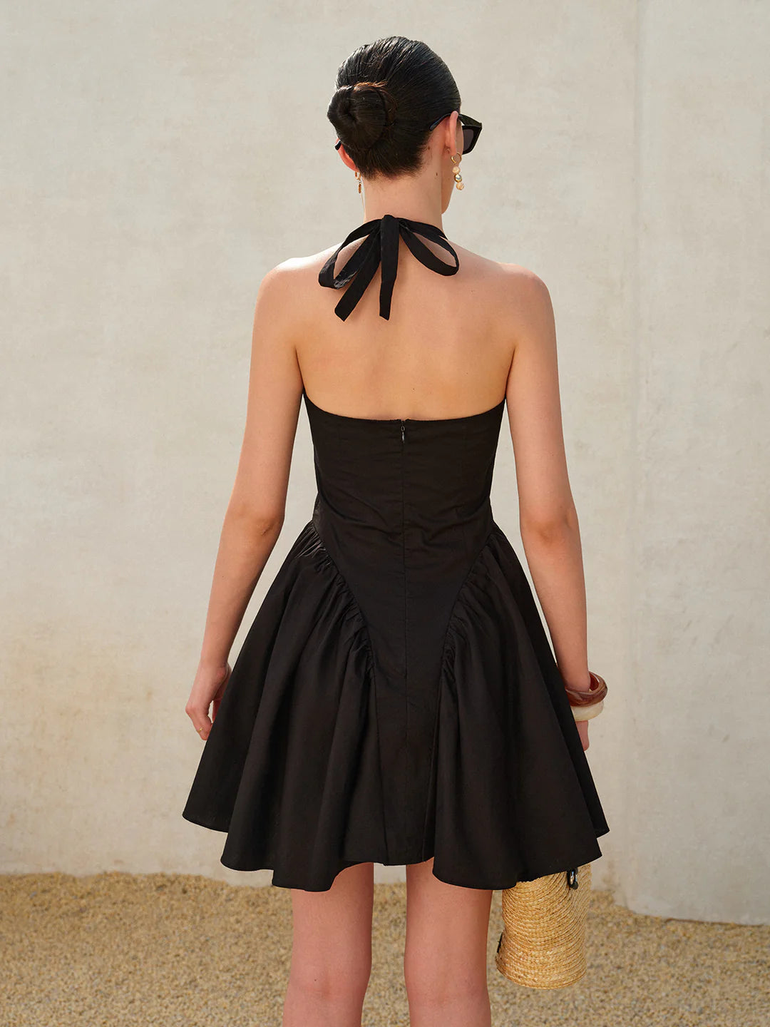 Tidlös Noir Halterneck Mini Klänning med Puffärmar och V-ringning – Fitted Bodice för Kvällsevenemang 5